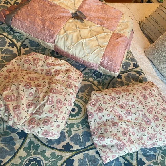 The Peanutshell Bella organic cotton crib quilt and sheet set pink, cream - Picture 6 of 17